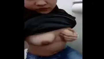ABG Jilbab Hitam Colmek Basah di Toilet Umum Panas poster